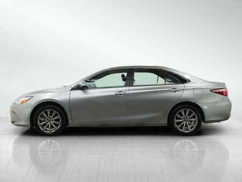Used 2016 Toyota Camry XLE w/ Moonroof Package image 2