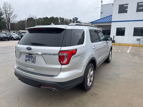 Used 2018 Ford Explorer XLT w/ Equipment Group 202A image 5