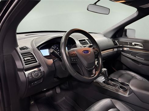 Used 2019 Ford Explorer Limited w/ Class III Trailer Tow Package FWD image 11