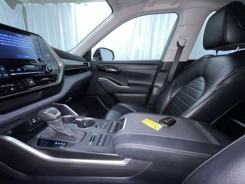 Used 2022 Toyota Highlander XLE AWD/4WD image 10