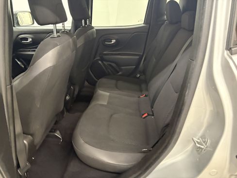 Used 2019 Jeep Renegade Altitude w/ Quick Order Package 2XM AWD/4WD image 12