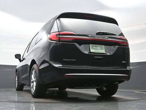 New 2027 Chrysler Pacifica Select AWD/4WD image 17
