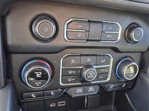 Used 2021 Chevrolet Tahoe Z71 w/ Luxury Package AWD/4WD image 19