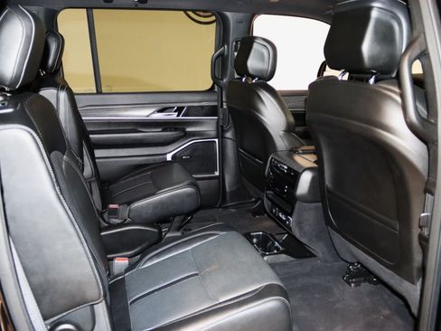 Used 2023 Jeep Wagoneer L Series II w/ Premium Group I AWD/4WD image 65