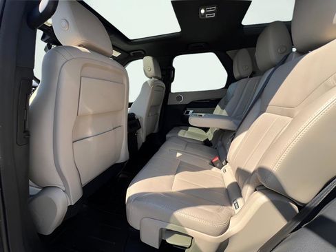 Used 2018 Land Rover Discovery SE image 18