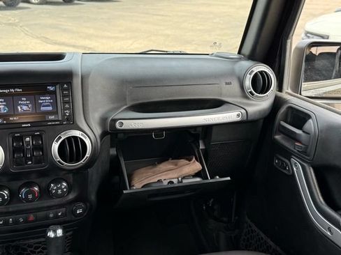 Used 2018 Jeep Wrangler Unlimited Sahara AWD/4WD image 26
