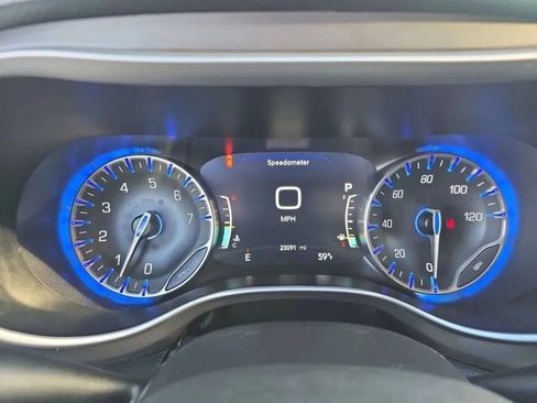 Used 2023 Chrysler Pacifica Touring-L FWD image 13