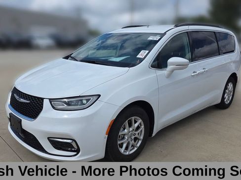 Used 2022 Chrysler Pacifica Touring-L w/ Uconnect Theater Family Group FWD image 1