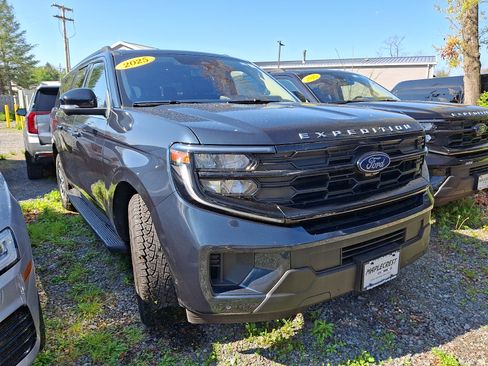 Used 2025 Ford Expedition Max Active AWD/4WD image 3