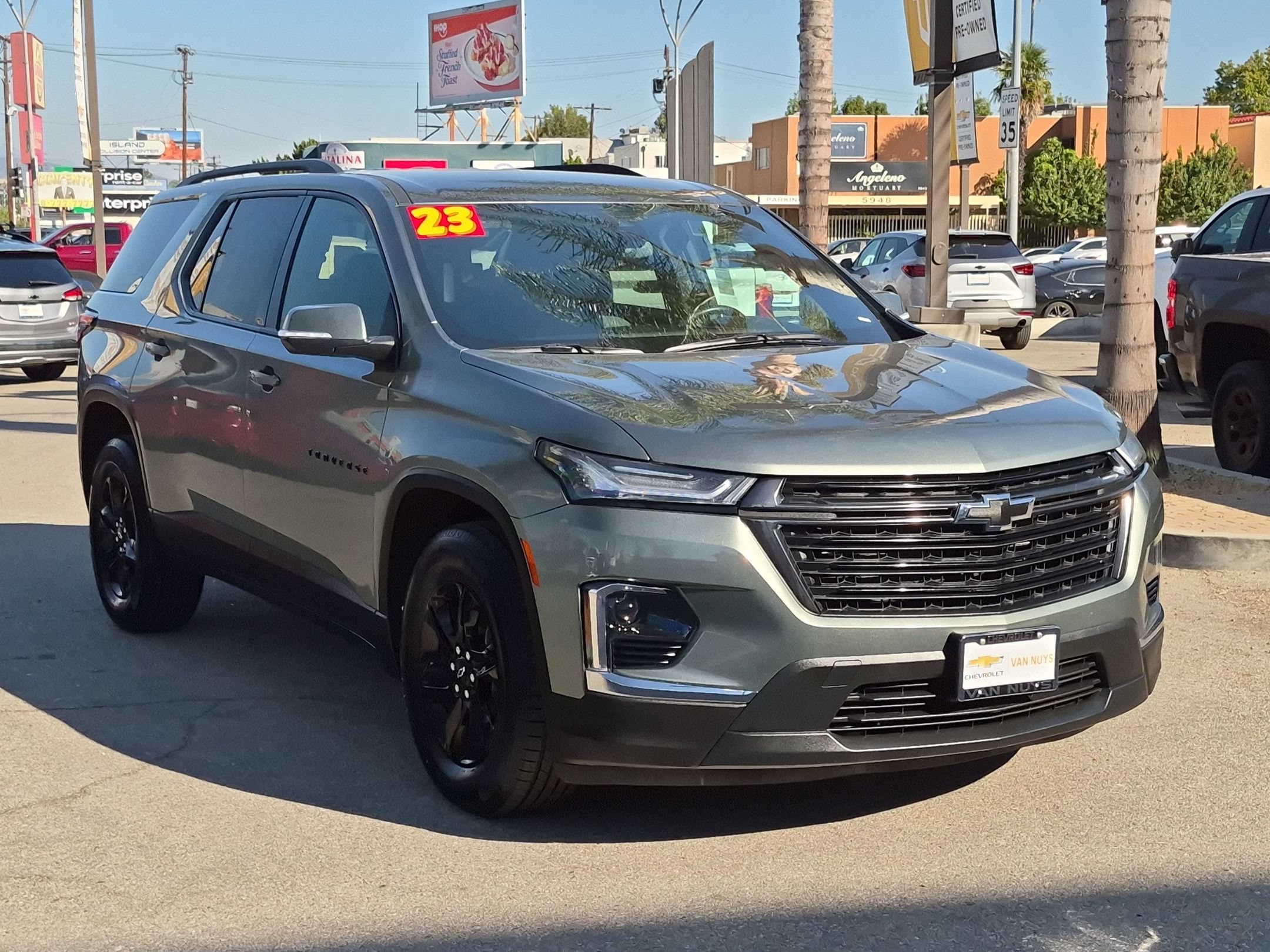 Used 2023 Chevrolet Traverse LT FWD image 3