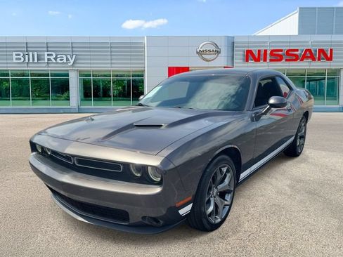 Used 2017 Dodge Challenger SXT RWD image 3