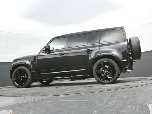 Used 2025 Land Rover Defender 110 V8 AWD/4WD image 35