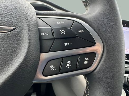 Certified 2023 Chrysler Pacifica Touring-L image 19