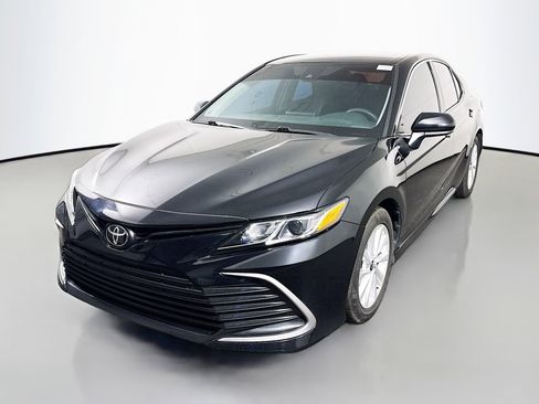 Used 2021 Toyota Camry LE image 4