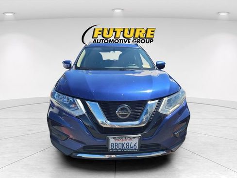 Used 2018 Nissan Rogue SV image 2