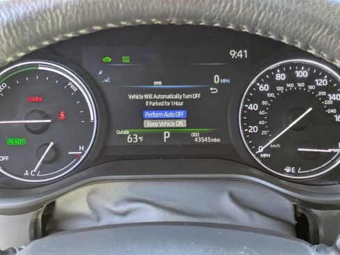 Used 2023 Toyota Sienna Limited image 21