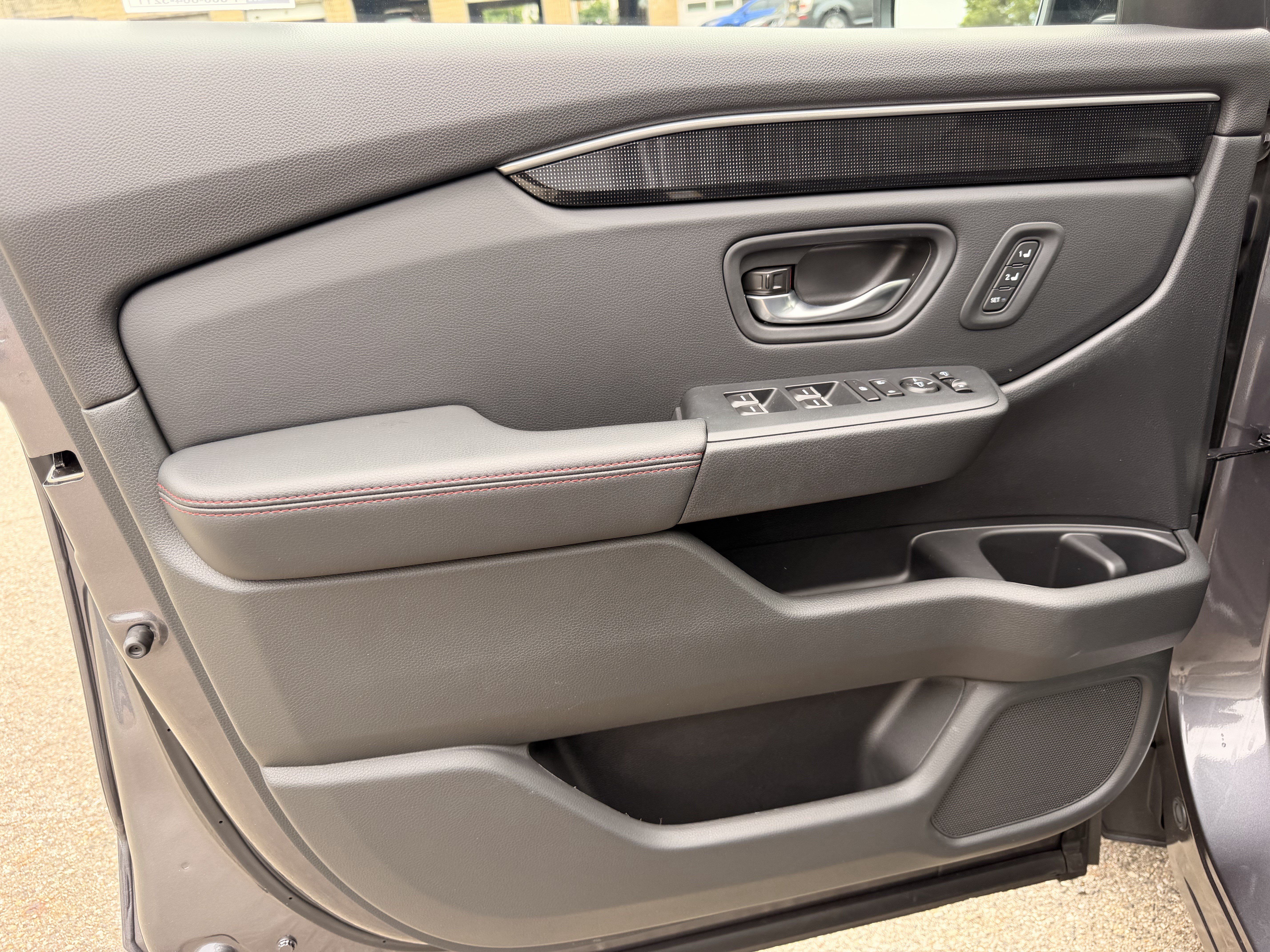 Used 2025 Honda Pilot Black Edition image 13