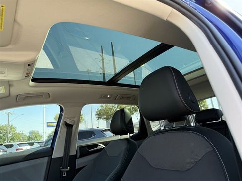 Certified 2022 Volkswagen Taos SE w/ Panoramic Sunroof Package image 23