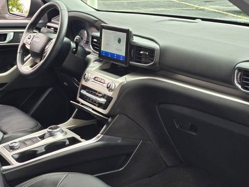 Used 2022 Ford Explorer XLT w/ Equipment Group 202A image 7