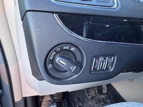 Used 2014 Chrysler Town & Country Touring-L image 13