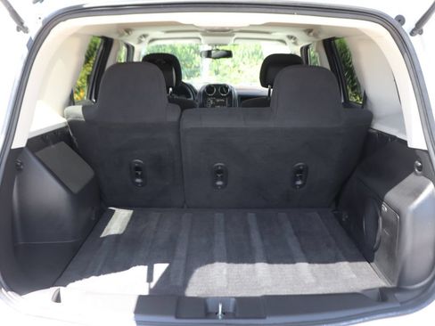 Used 2016 Jeep Patriot Latitude w/ Sun/Sound Group FWD image 8