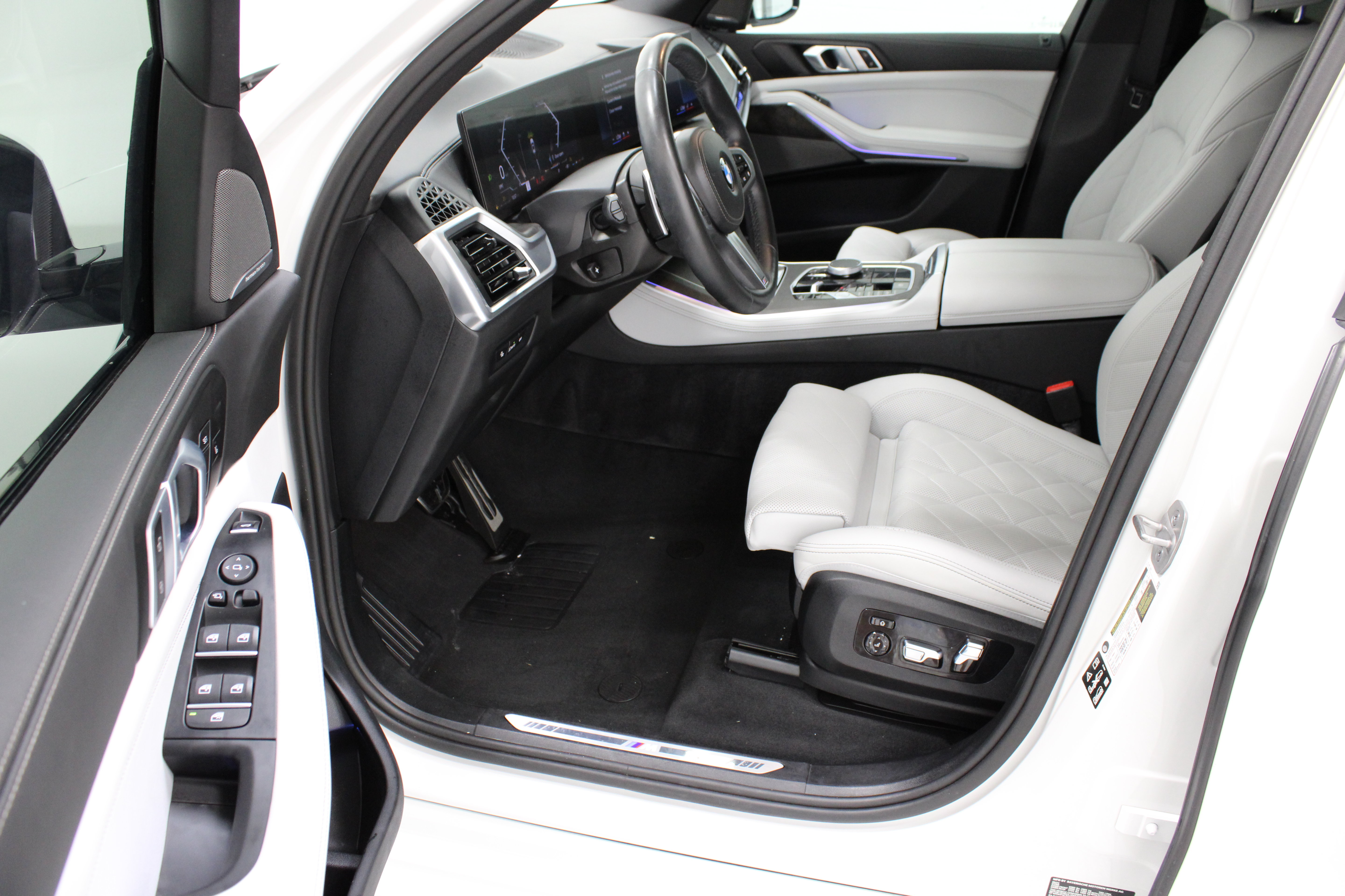 Used 2025 BMW X5 xDrive40i w/ M Sport Package AWD/4WD image 14