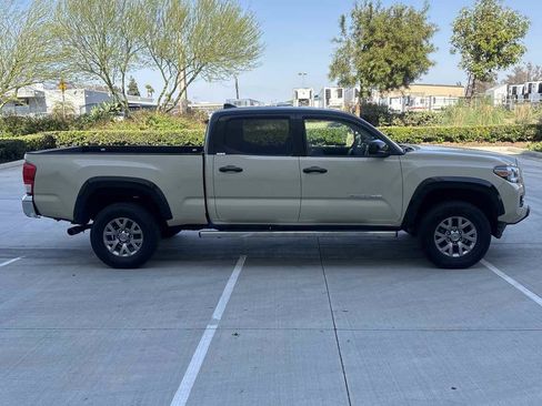 Used 2017 Toyota Tacoma SR5 w/ Tow Package RWD image 2