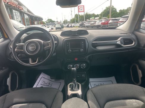 Used 2017 Jeep Renegade Latitude w/ Cold Weather Group FWD image 12