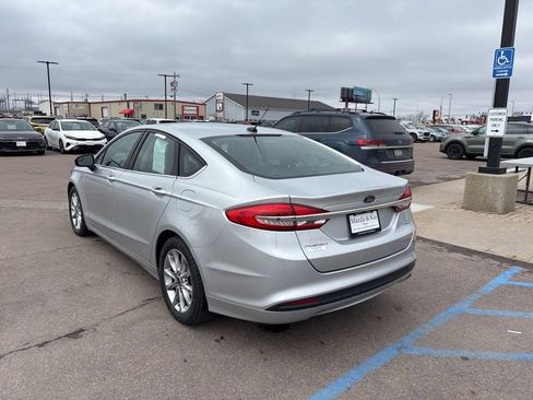 Used 2017 Ford Fusion SE image 7
