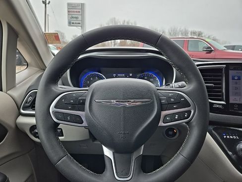 Used 2024 Chrysler Pacifica Touring-L image 38