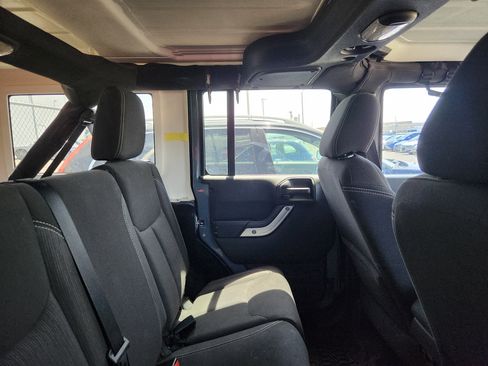 Used 2015 Jeep Wrangler Unlimited Sahara AWD/4WD image 10