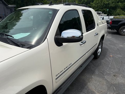 Used 2013 Chevrolet Avalanche LTZ AWD/4WD image 33