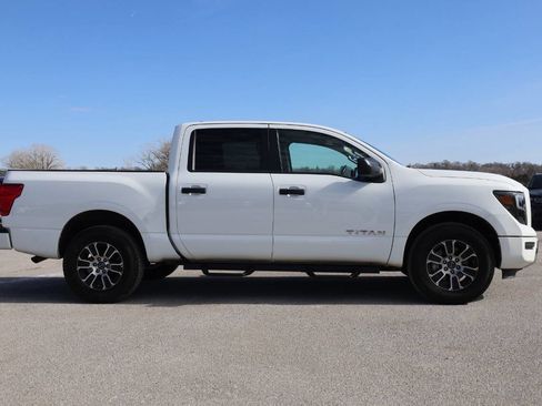 Used 2024 Nissan Titan SV image 7