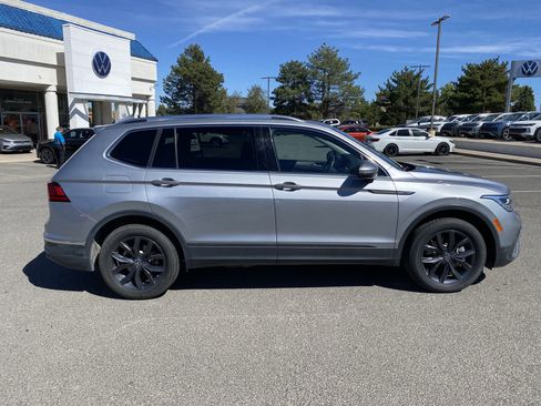 Used 2023 Volkswagen Tiguan SE w/ Panoramic Sunroof Package FWD image 45