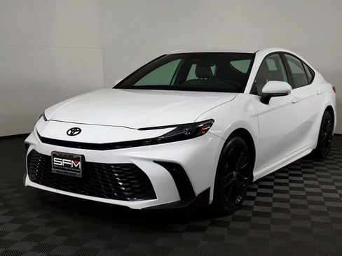 Used 2025 Toyota Camry SE AWD/4WD image 3