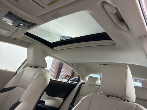 Used 2025 Lexus ES 300h w/ Premium Package image 2