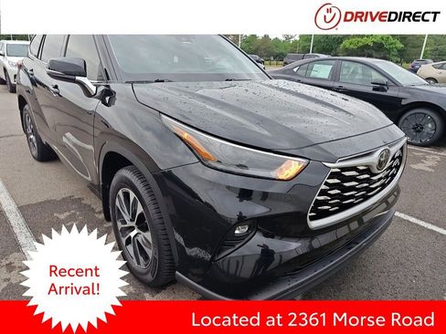 Used 2022 Toyota Highlander XLE AWD/4WD image 1