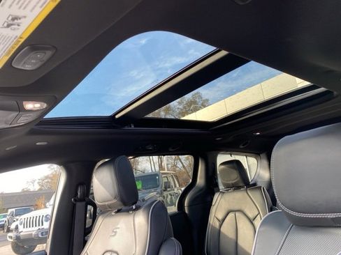 Used 2025 Chrysler Pacifica Limited image 17