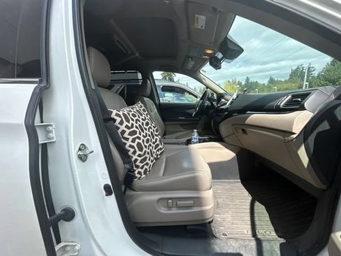 Used 2017 Honda Pilot Touring image 4