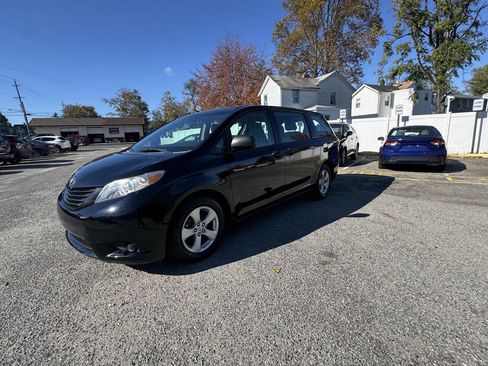 Used 2015 Toyota Sienna L image 19