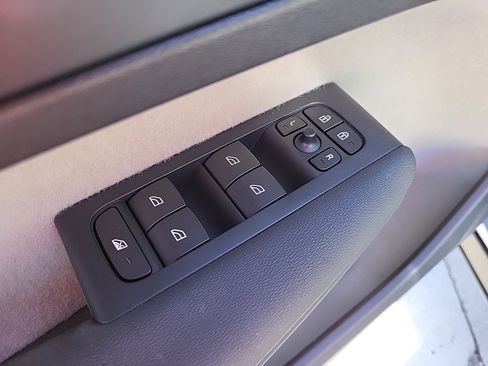 Used 2023 Volvo XC40 B5 Plus image 16