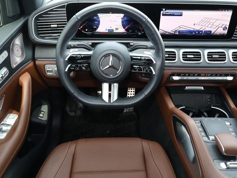 Used 2025 Mercedes-Benz GLS 450 4MATIC image 9