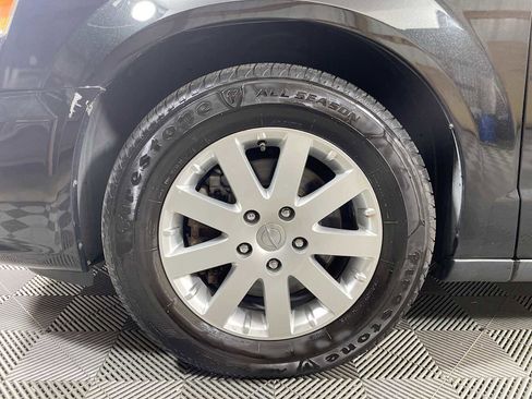 Used 2015 Chrysler Town & Country Touring image 30