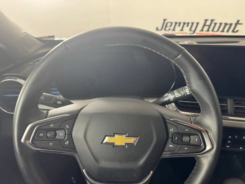 Used 2025 Chevrolet Trax LT w/ LT Convenience Package FWD image 13