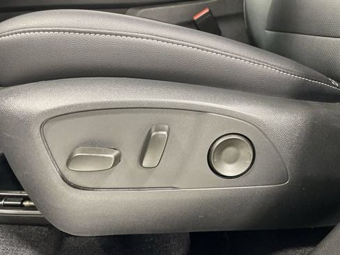 Used 2025 Chevrolet Traverse LT AWD/4WD image 12