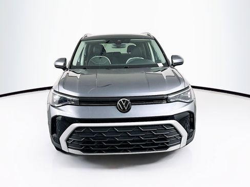 Used 2025 Volkswagen Taos SE FWD image 2