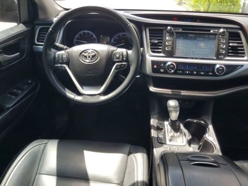 Used 2017 Toyota Highlander XLE image 16