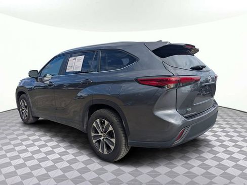 Used 2023 Toyota Highlander XLE image 6