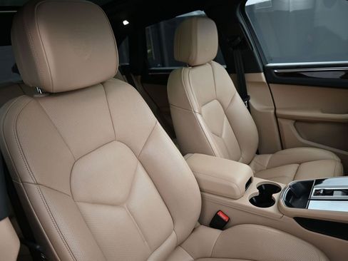 Certified 2024 Porsche Macan AWD/4WD image 29