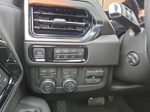 Used 2025 GMC Yukon XL Denali w/ Denali Reserve Package image 22